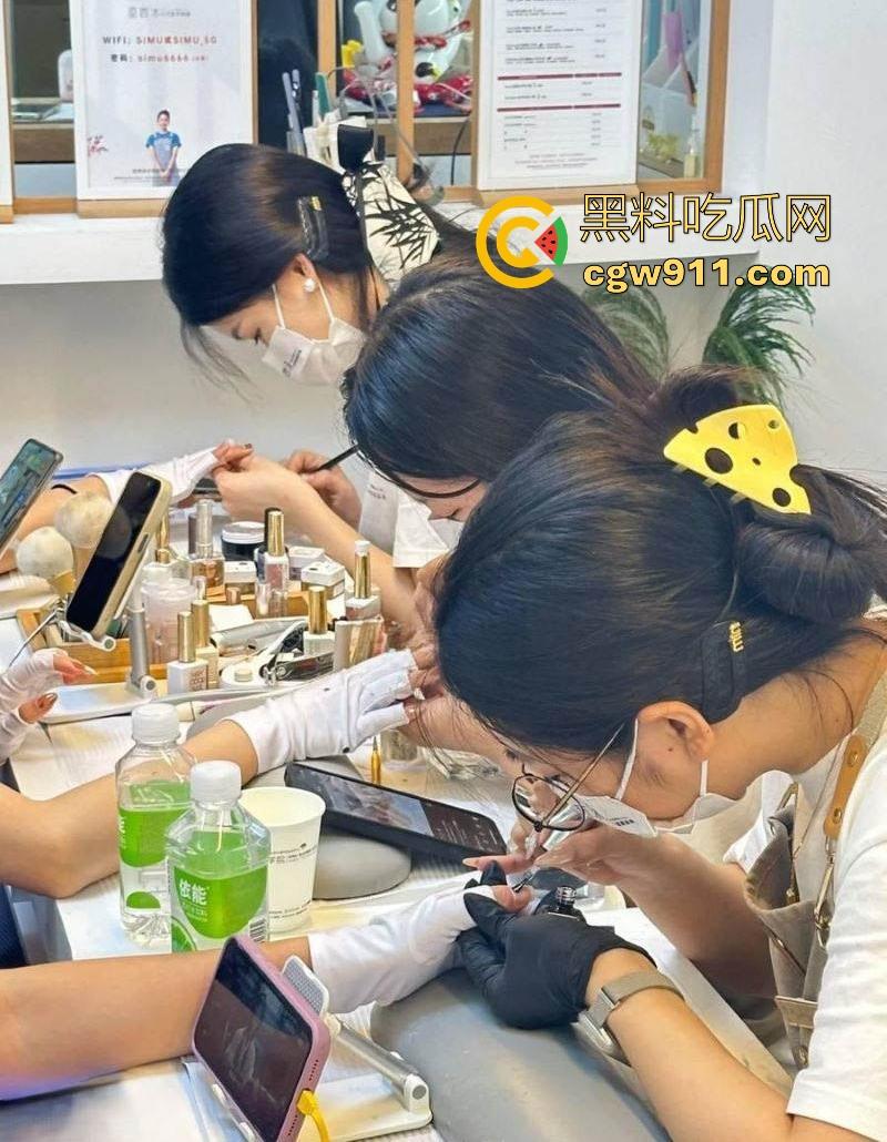 终于在堂姐醉酒状态，进入了堂姐的阴道，但是过程中堂姐竟然醒了，但还是阻止不了无套内射！-3