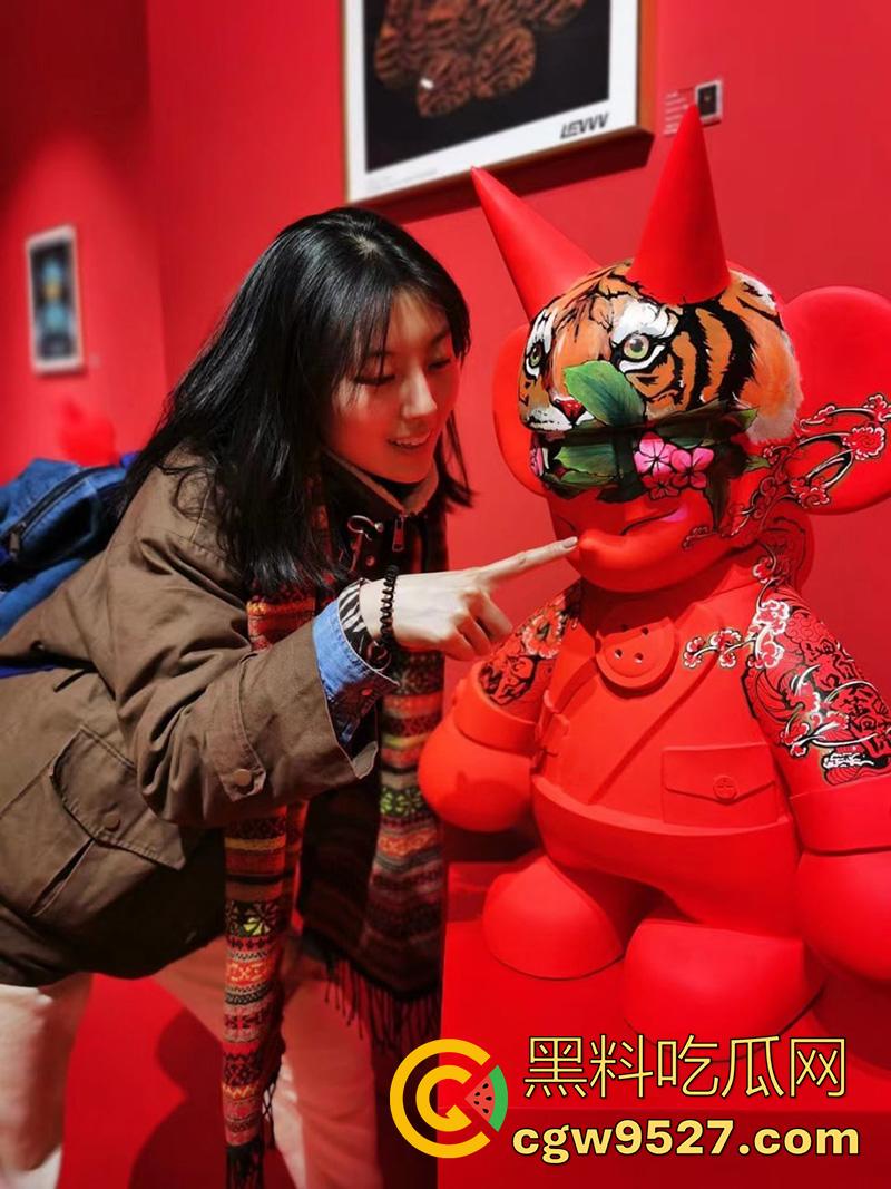 南京师大清纯学妹【卢瑞涵】，大长腿性感嫩妹，背着男友和体育生开房，趴着吃鸡大喊爸爸操我！-2