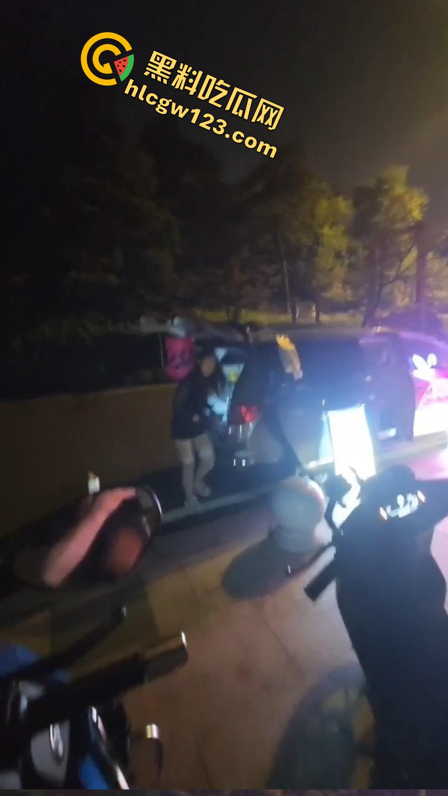 南京白马公园惊现女骑老板，卖的不是柠檬茶，是手撕丝袜入场券？少年排队喝茶后集体脱控开撕！-13