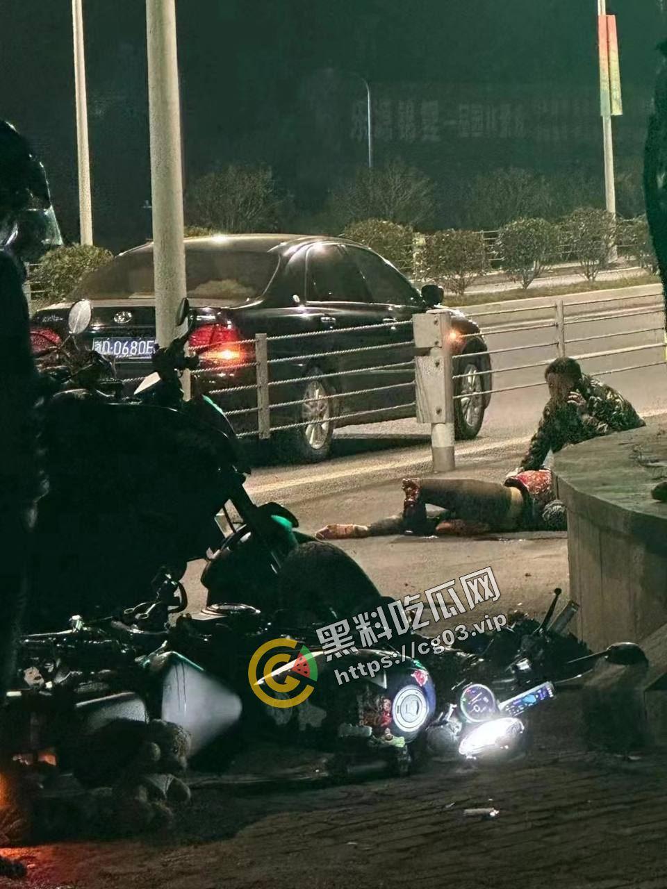 又有一位美女女骑手不戴护具骑车被抬走 可能再也走不了路了-7