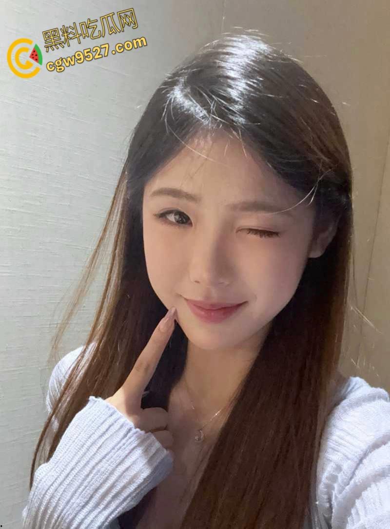 四川极品嫩妹【邵怡芬】，被男友车震调教，性感小嘴跳跳糖口交，沙漠风暴快感，还对着镜头比剪刀手！-1