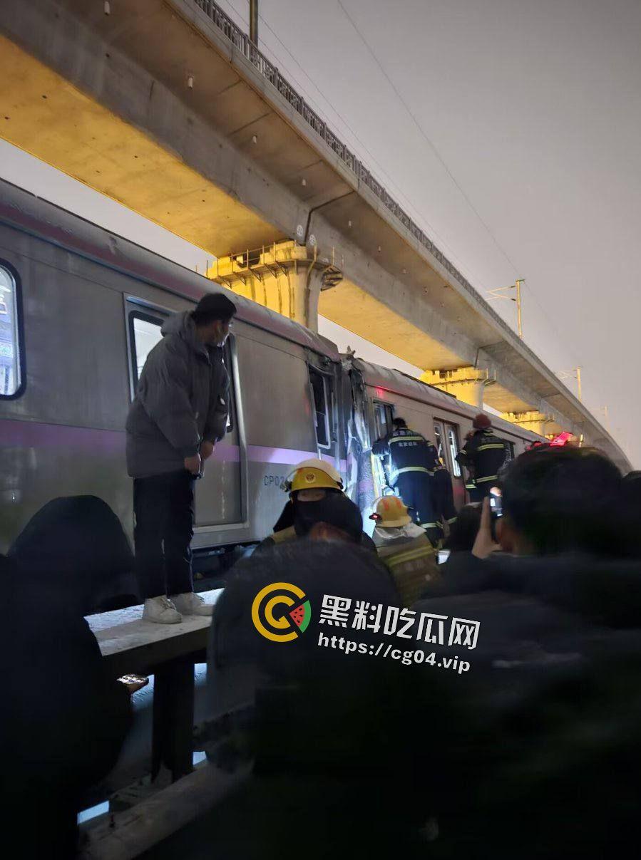 新瓜速递！北京昌平地铁车辆脱节事故 三十多人受伤 车厢内部 救援情况一览-5
