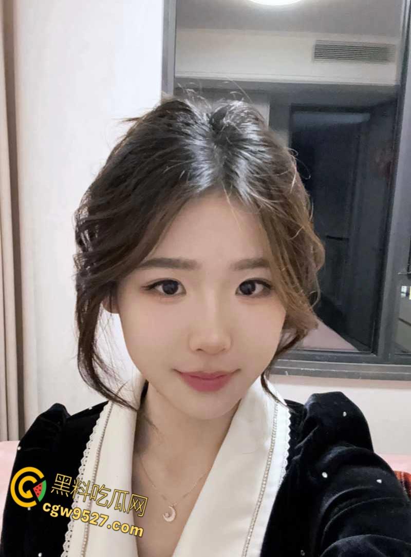 四川极品嫩妹【邵怡芬】，被男友车震调教，性感小嘴跳跳糖口交，沙漠风暴快感，还对着镜头比剪刀手！-3