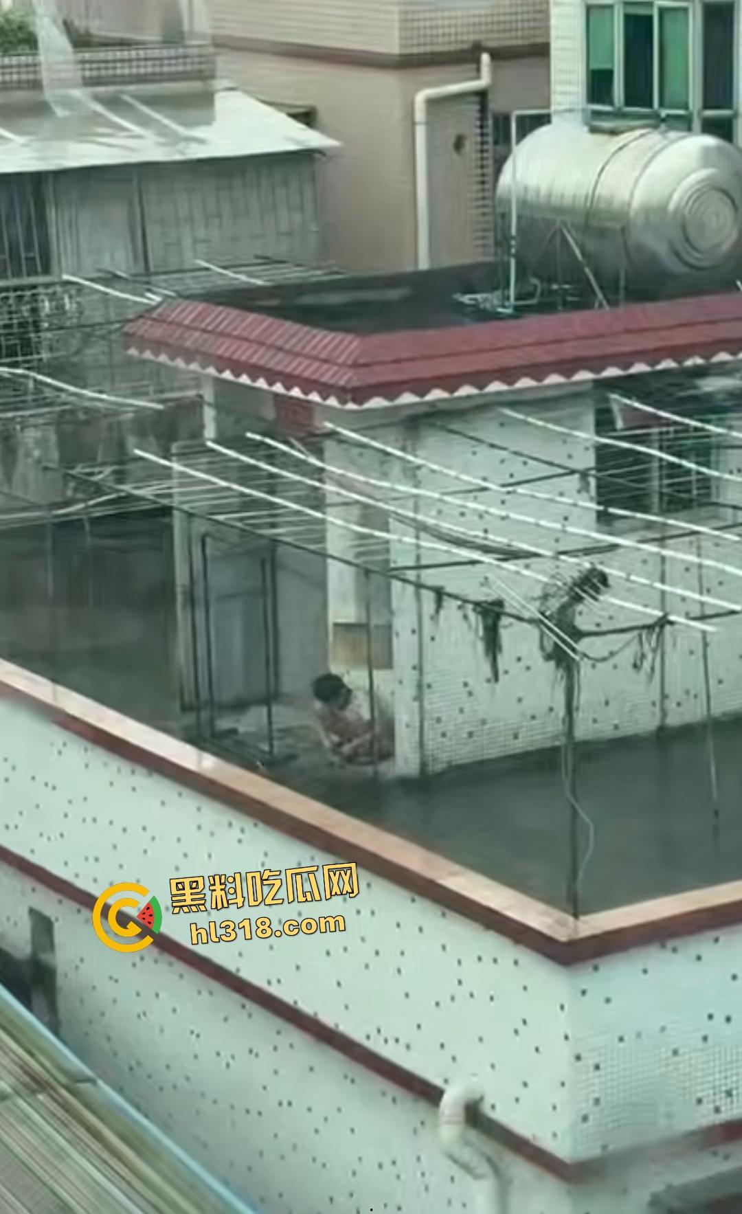 畜生小孩天台虐猫丧心病狂！甩来甩去地上狂摩擦，猫咪命悬一线，只能抓着杆子不放！-8