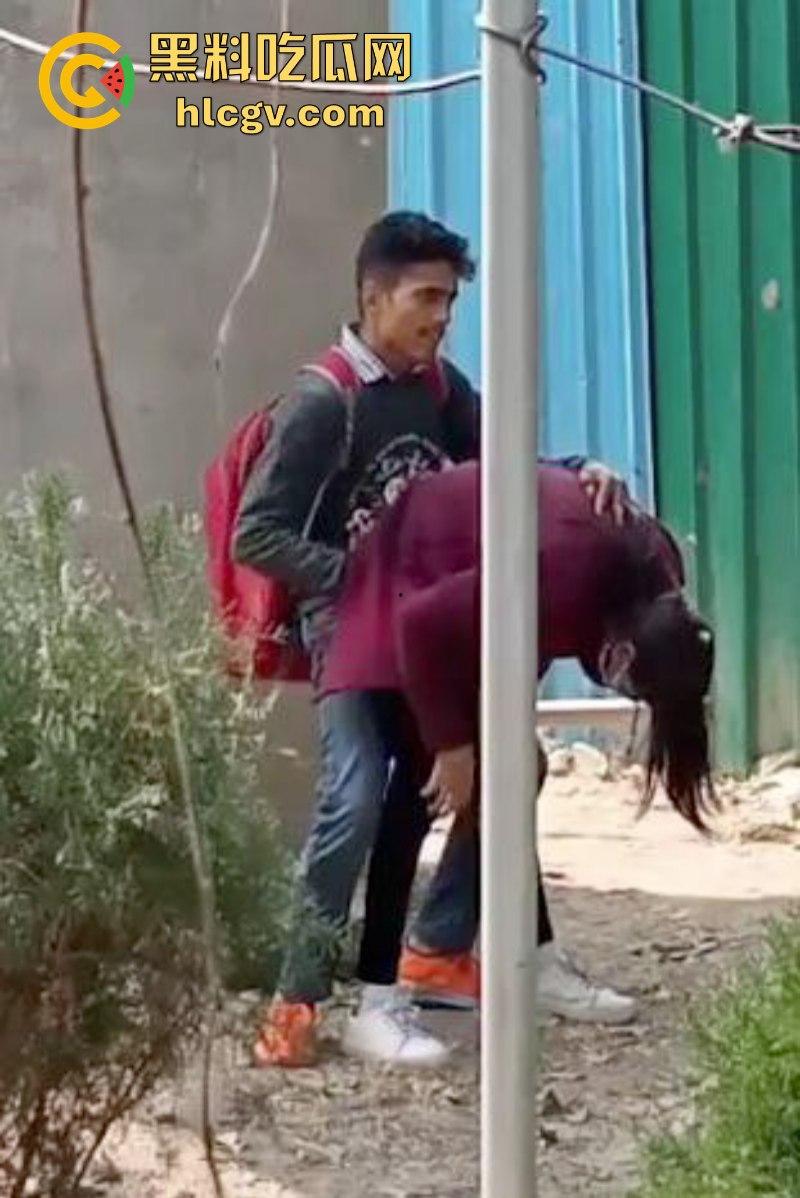 印度街头年轻小哥露天吃快餐 后入内射口交全套服务十分钟解决-9