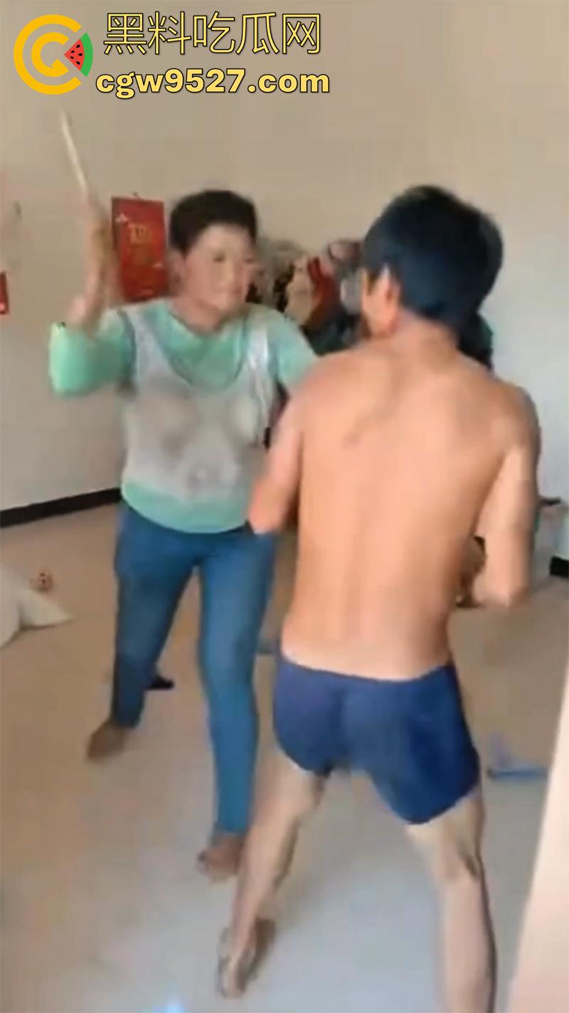 广西00后夫妻吵架,疯狂殴打完全不顾孩子哭喊,小婴儿在地上无助的趴,真是让人看着心疼啊!-4