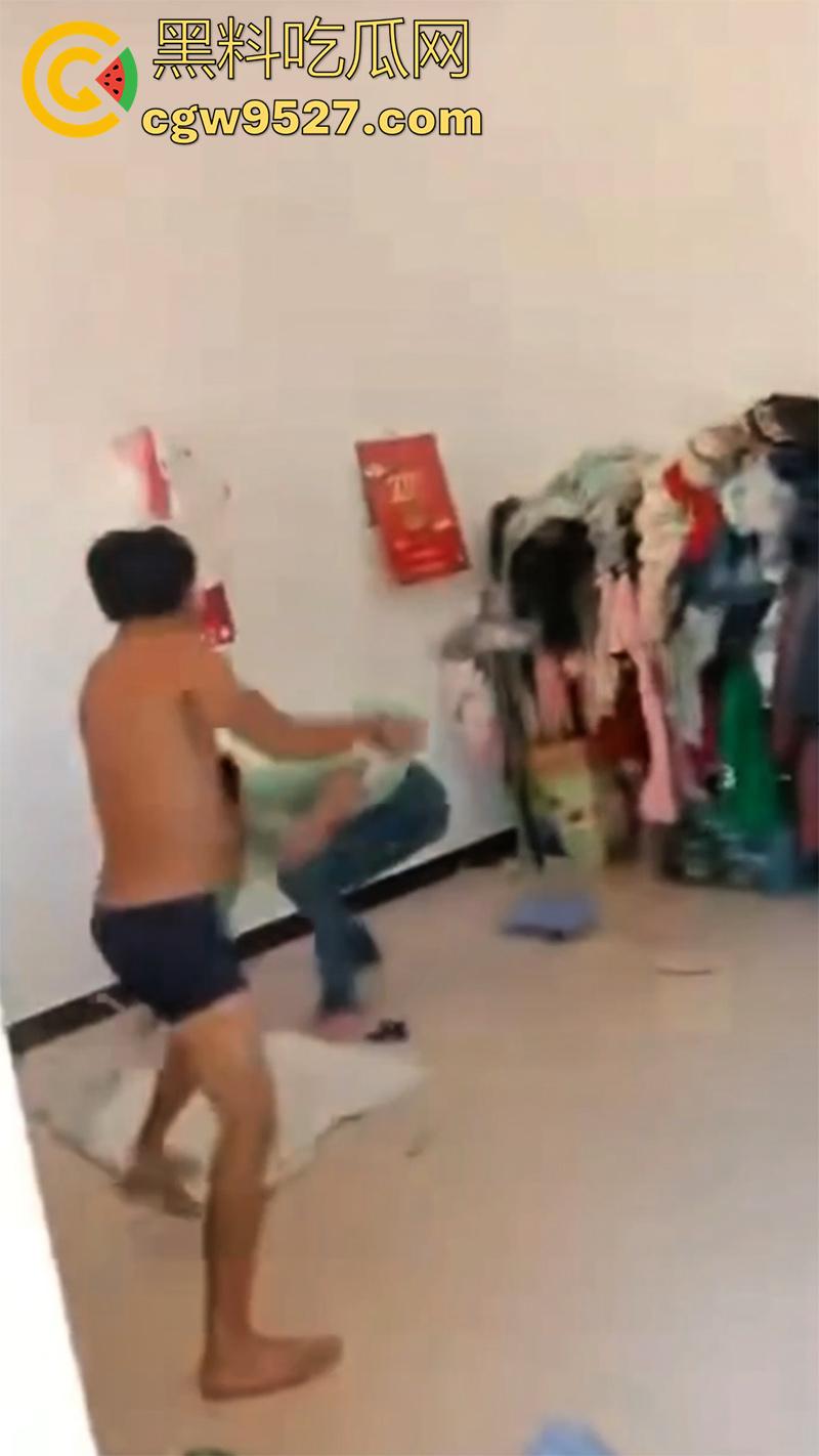 广西00后夫妻吵架,疯狂殴打完全不顾孩子哭喊,小婴儿在地上无助的趴,真是让人看着心疼啊!-5