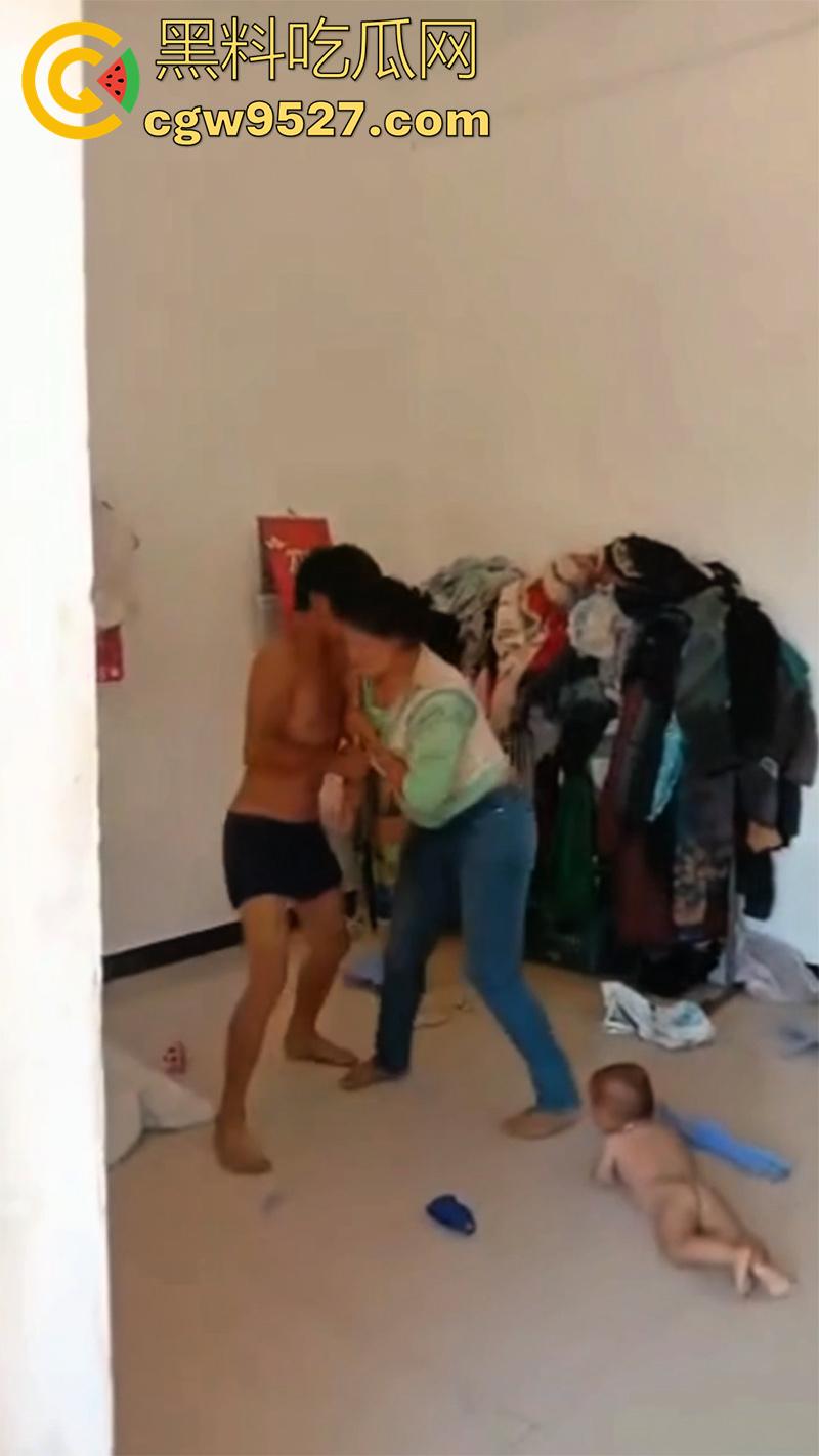 广西00后夫妻吵架,疯狂殴打完全不顾孩子哭喊,小婴儿在地上无助的趴,真是让人看着心疼啊!-7