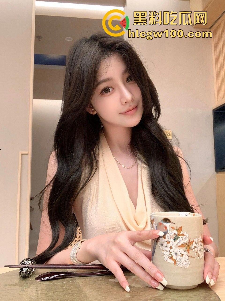 兄弟KTV喝趴睡着，大奶女友骚到直接扒衣看胸，胸贴亮瞎眼，嘴上还叫别弄坏衣服，怪不得把人榨废！-3