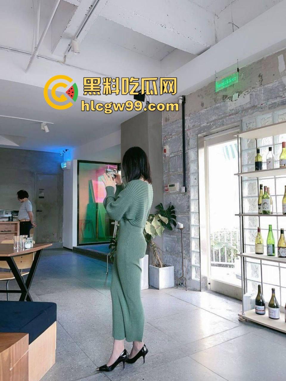 骚到骨子里的极品人妻『苗夏』被老公操到喷水，老公让她跪舔鸡巴，换情趣制服轮流操口爆露出直接让人榨干！-3