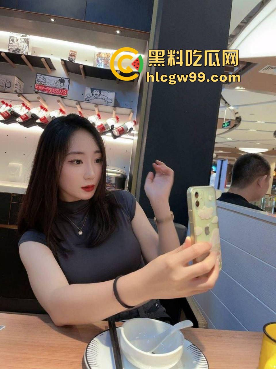 骚到骨子里的极品人妻『苗夏』被老公操到喷水，老公让她跪舔鸡巴，换情趣制服轮流操口爆露出直接让人榨干！-15