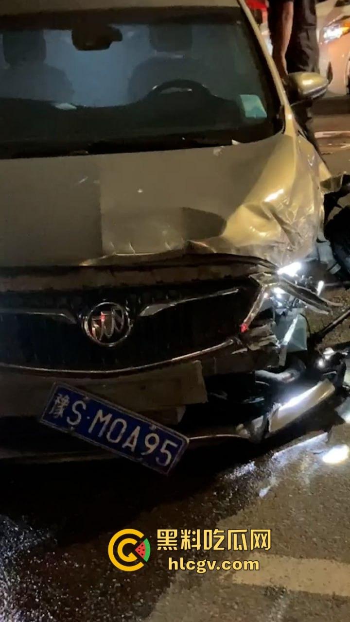 广东汕头一男子车速过快 与迎面三车连环相撞 现场豪车一堆 估计要赔死了-4