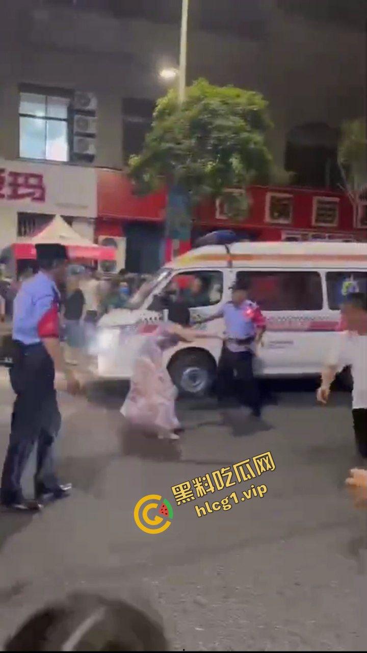 逆了苍天！重庆龙湖美岸 惊现疯癫女！与警察玩捉人游戏！爆笑现场！-7