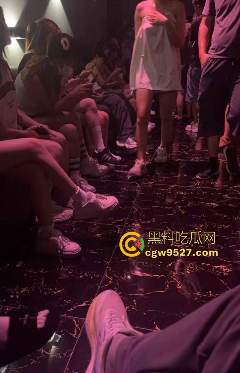 重庆莎莎舞推出新套餐啦！20元5分钟肆意揉奶扣逼，脸贴脸，肚贴肚，摩擦生热，这价格要什么自行车！-2