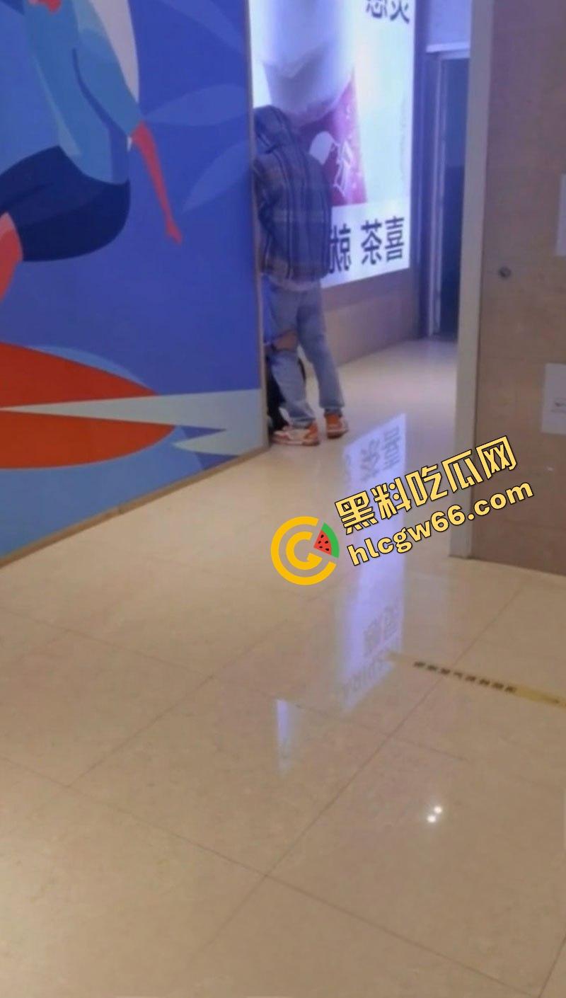 极品淫妻【小鲸鱼】商城骚翻天，人来人往底下露逼搞口交，转身就被后入爆操，小少妇玩得太疯了！-4