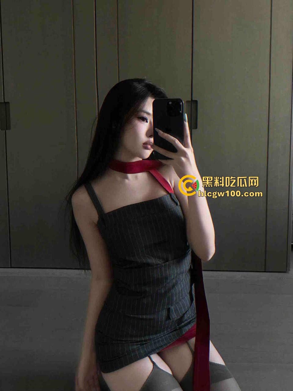 推特福利姬【不是丸子】被封足交圣体，丝袜美足按到人爽飞，肥臀粉鲍骚气满满，这年头鲍鱼不粉都不好意思当福利姬！-4