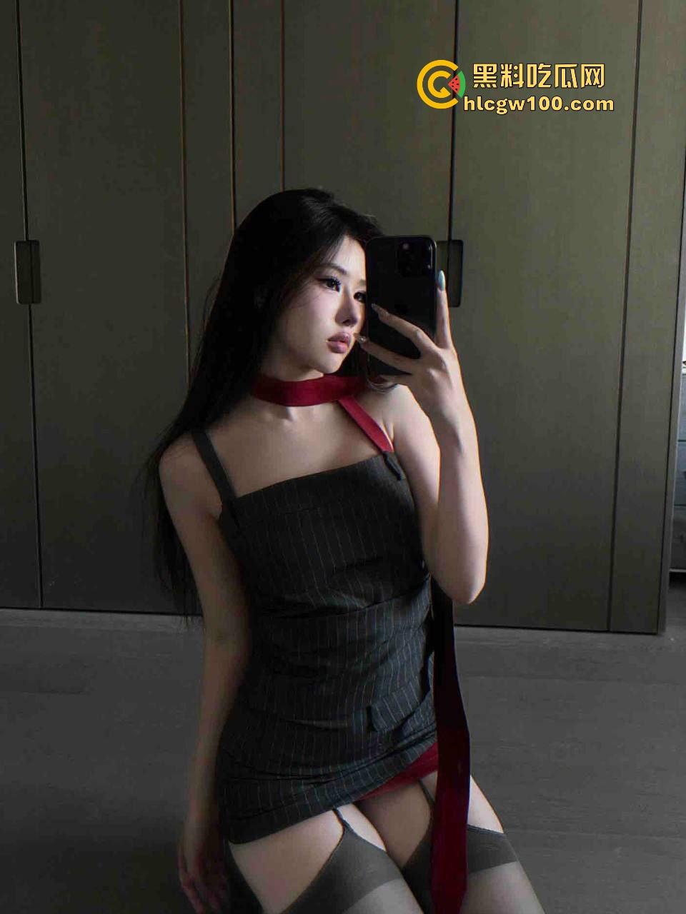 推特福利姬【不是丸子】被封足交圣体，丝袜美足按到人爽飞，肥臀粉鲍骚气满满，这年头鲍鱼不粉都不好意思当福利姬！-6