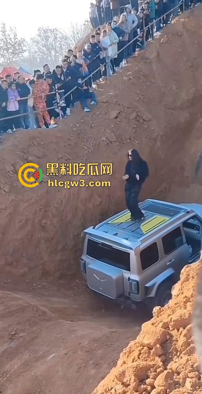 山西晋城越野翻车名场面！女子开着坦克300狂装逼，跳舞得瑟不过瘾，下一秒翻车卡得爬不出来！-7