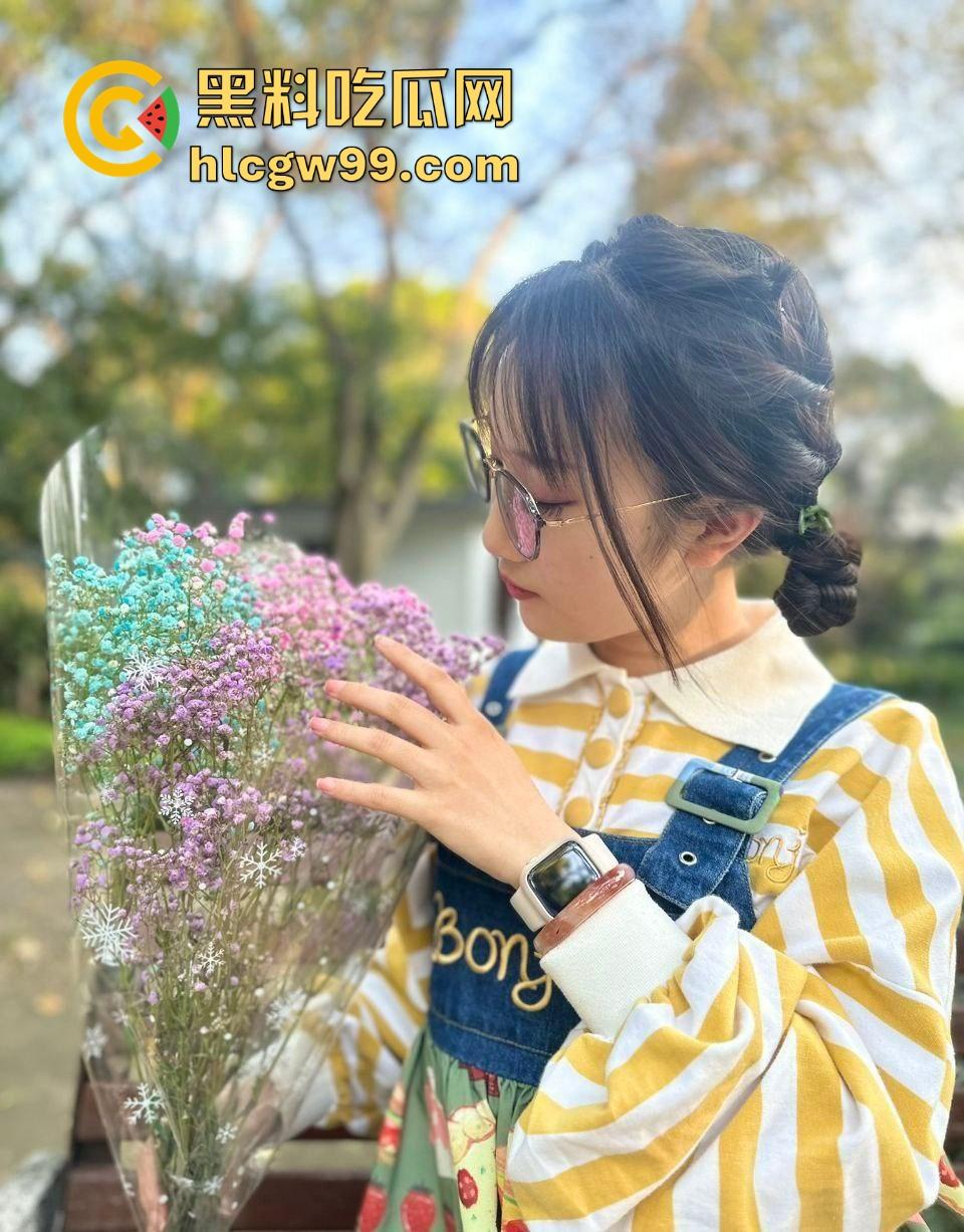 江西财经大学大二反差学妹【张莹莹】调教视频曝光，被巨屌金主调教成性奴 ，沉迷吃鸡无法自拔！-1