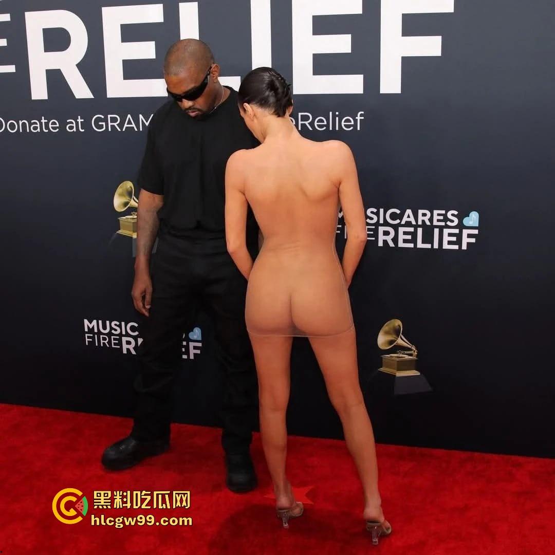 侃爷的老婆在格莱美颁奖典礼造型曝光，一次比一次严重了，基本全裸了，这是侃爷有绿帽倾向还是比安卡有暴露癖？-11