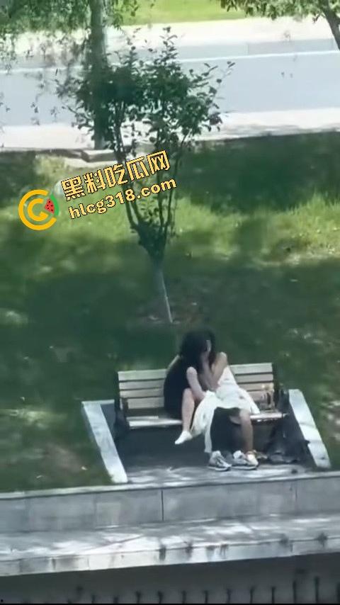 校园长椅小情侣河边裙下整活，抠完逼直接开干，朋友圈疯传辅导员点赞评这就是校园爱情！-9