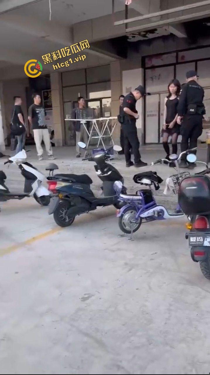 精神小妹为爱冲锋 菜刀制裁贱小三『刘筱萸』加对象换警察银手铐！-9