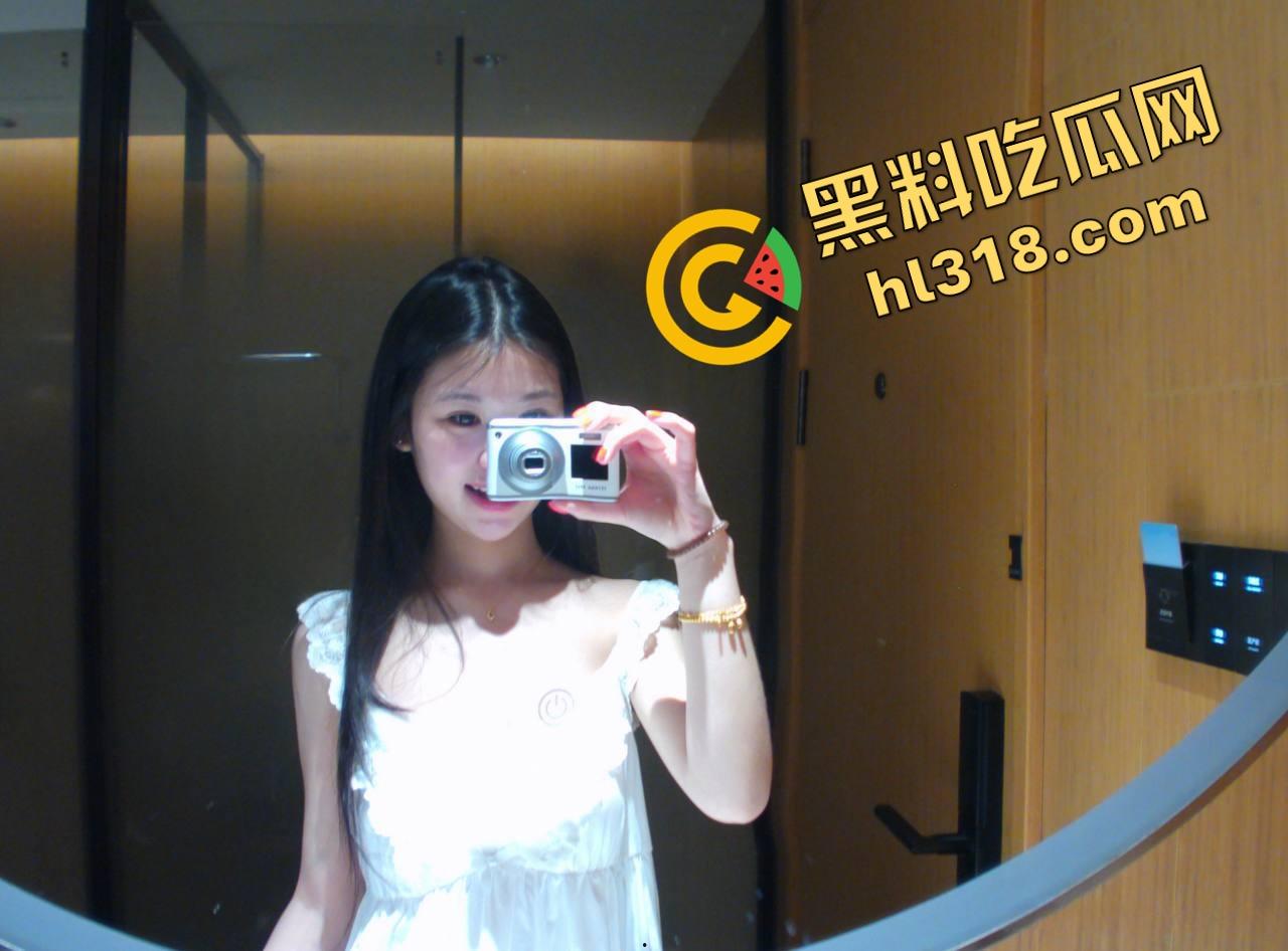 约炮美甲店少妇本想随便玩，结果喷成水龙头，直接喊兄弟组队3P，骚货嘴上说害羞下面一刻都不停！-1