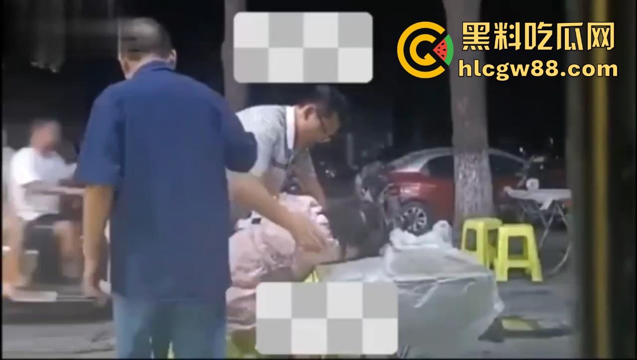 湖北巨乳少妇在大排档酒醉被两大哥摸胸揩油，酒醉的怎么摸都没反应，放开她让我来！-9