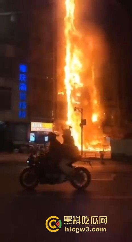 重庆南坪江南装饰城突发火灾！火光冲天令人心惊，愿所有人都能平安无事！-7