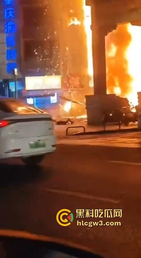 重庆南坪江南装饰城突发火灾！火光冲天令人心惊，愿所有人都能平安无事！-9
