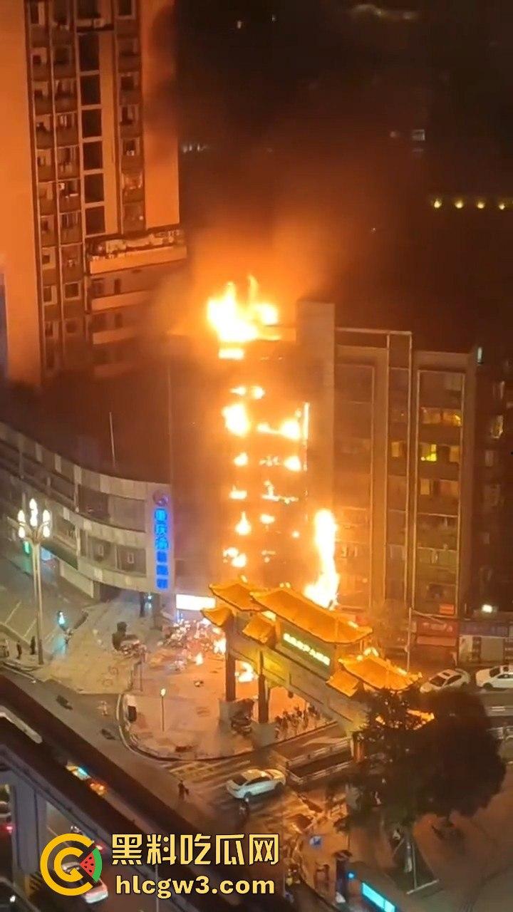 重庆南坪江南装饰城突发火灾！火光冲天令人心惊，愿所有人都能平安无事！-11