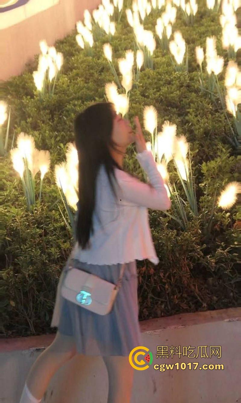 湖北师范大学萝莉学妹【温琬玲】反差跪床深喉口爆，狗链牵引翘臀后入爆操，与男友性爱视频曝光泄露！-4