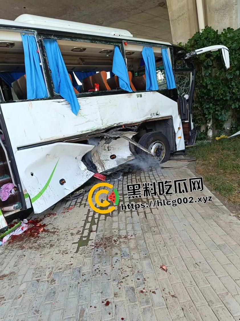 江苏南通渣土车撞翻装满春游学生的校车  死伤无数 一地尸体碎片 现场血腥视频流出-1