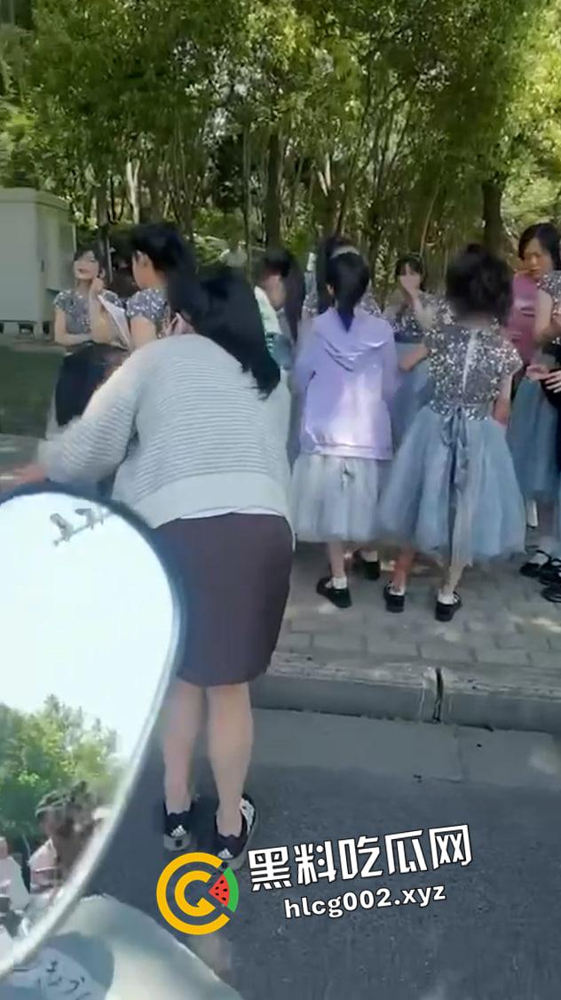 江苏南通渣土车撞翻装满春游学生的校车  死伤无数 一地尸体碎片 现场血腥视频流出-4