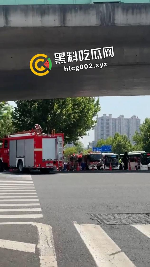 江苏南通渣土车撞翻装满春游学生的校车  死伤无数 一地尸体碎片 现场血腥视频流出-7