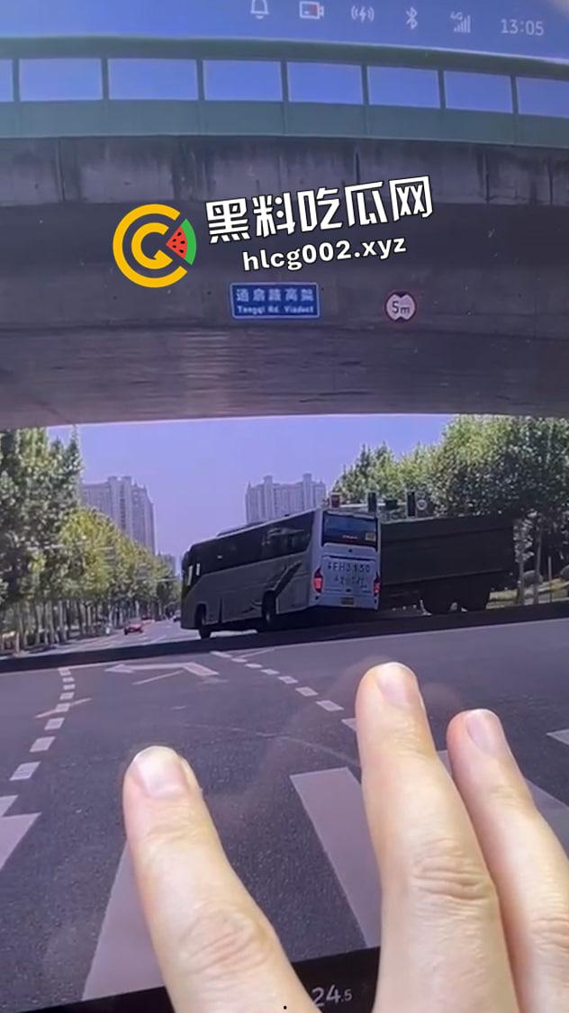 江苏南通渣土车撞翻装满春游学生的校车  死伤无数 一地尸体碎片 现场血腥视频流出-8