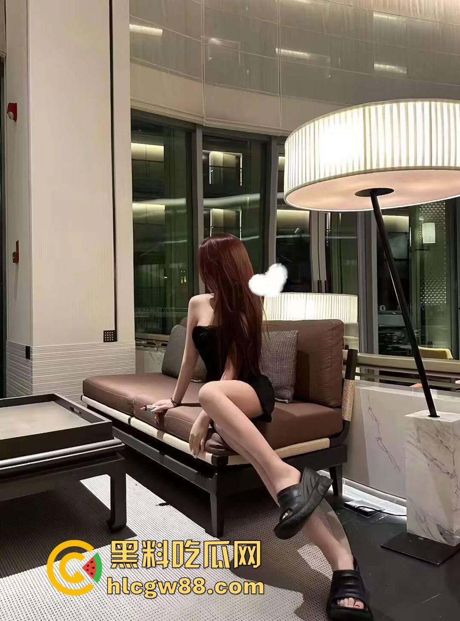 柳州精神小妹直播打乳环，大白奶挂铃铛淡定自若，SM调教系狗绳，这奶白花花真会玩！-4