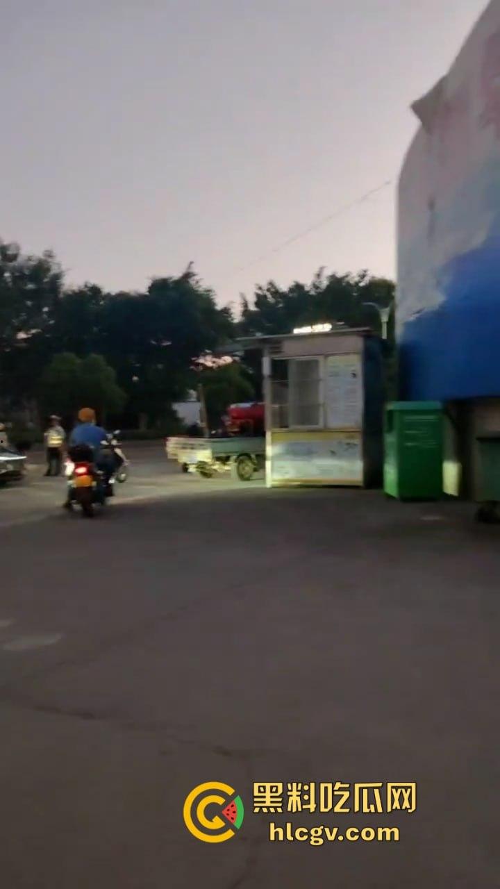 广东罗定东临天下摩托撞上渣土车惨遭碾压 现场无码视频流出 人都扁了-9