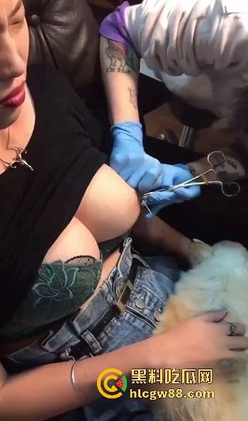 柳州精神小妹直播打乳环，大白奶挂铃铛淡定自若，SM调教系狗绳，这奶白花花真会玩！-10