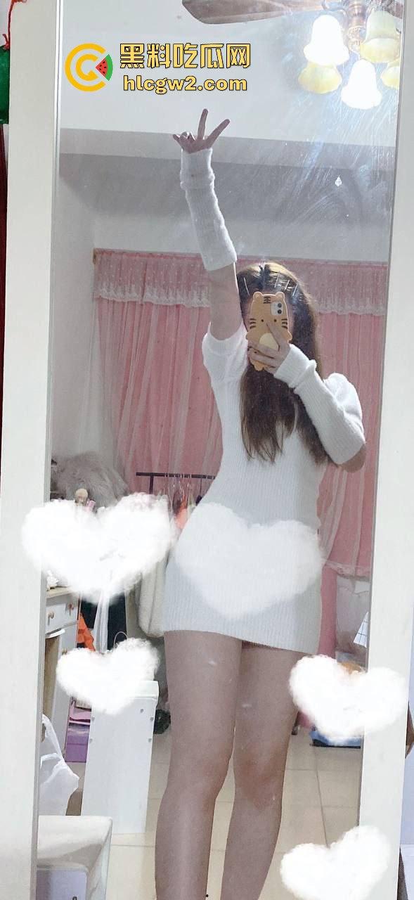 独家爆料！26岁母狗女友【孟可心】夜宿不归 长款毛衣显腿长，肥臀粉嫩鲍水嫩得想直接顶进去看得人想狠干！-5