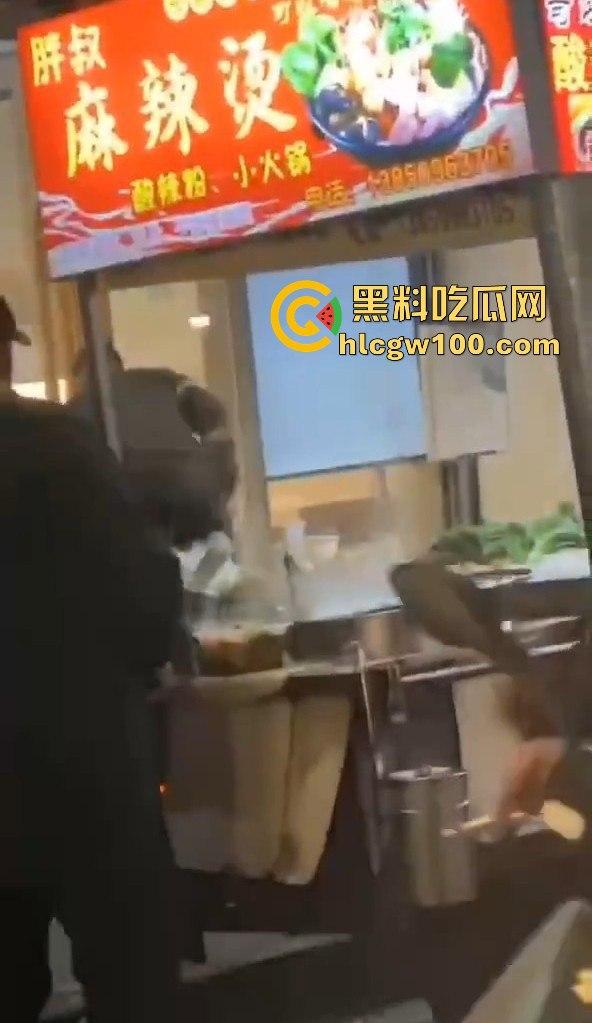 福建南平惊险一男子在夜宵摊用刀具不停地捅刺一女生，大老爷们怎么下得去手的。-1