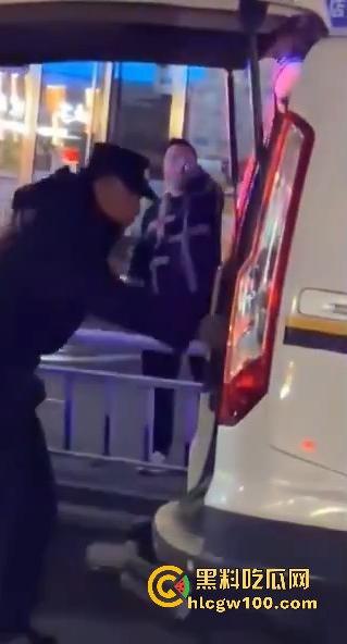 福建南平惊险一男子在夜宵摊用刀具不停地捅刺一女生，大老爷们怎么下得去手的。-4