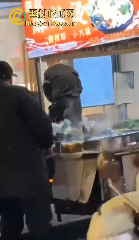 福建南平惊险一男子在夜宵摊用刀具不停地捅刺一女生，大老爷们怎么下得去手的。-6