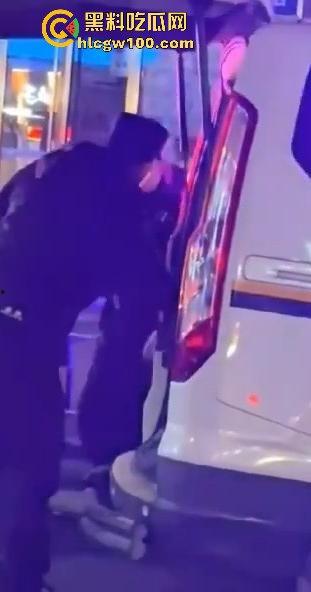 福建南平惊险一男子在夜宵摊用刀具不停地捅刺一女生，大老爷们怎么下得去手的。-8