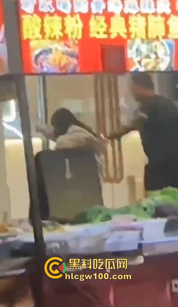 福建南平惊险一男子在夜宵摊用刀具不停地捅刺一女生，大老爷们怎么下得去手的。-9