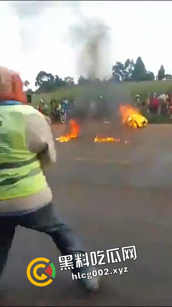 尼哥就是狠！南非尼哥虐待小孩 被抓到后活活烧死 惨不忍睹-5