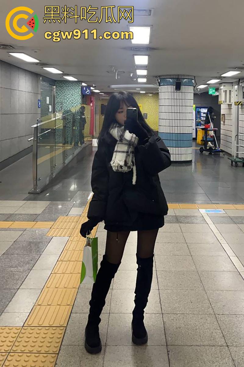 大连艺术学院【周韩雅】，身材极品美腿修长，被土豪包养穿诱人黑丝，酒店扛腿打桩爆操！-5