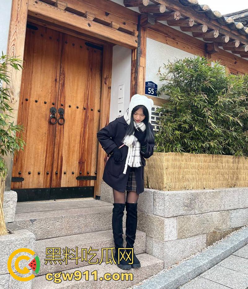 大连艺术学院【周韩雅】，身材极品美腿修长，被土豪包养穿诱人黑丝，酒店扛腿打桩爆操！-11