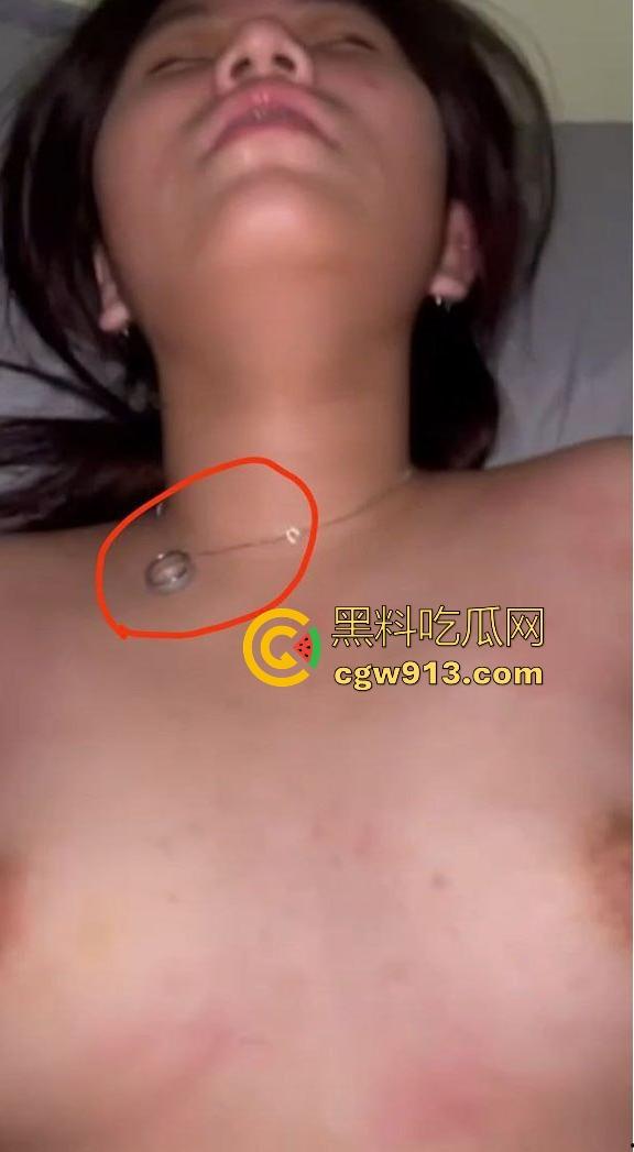 新加坡Tiktok微胖网红大尺度私拍流出，咬唇娇喘时眼睛迷离，明显被那粗壮家伙顶到灵魂深处，无套爆操画面淫靡！-7