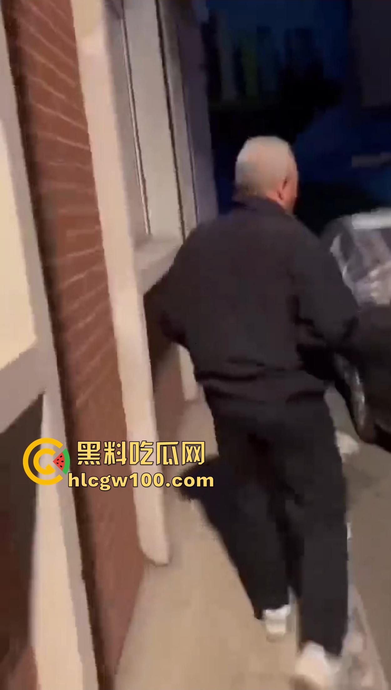 老逼登儿女厕偷窥上瘾，被钓鱼抓个正着，吓得妹子裤子都提不起来，下次建议直接尿他脸上黄汤伺候洗洗清醒！-6